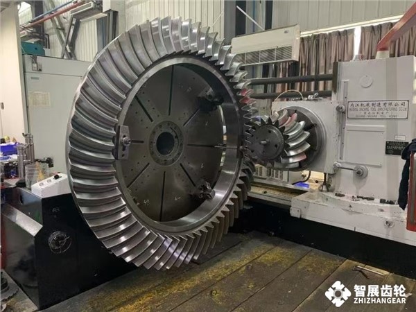 Spiral bevel gear for mining gyratory products